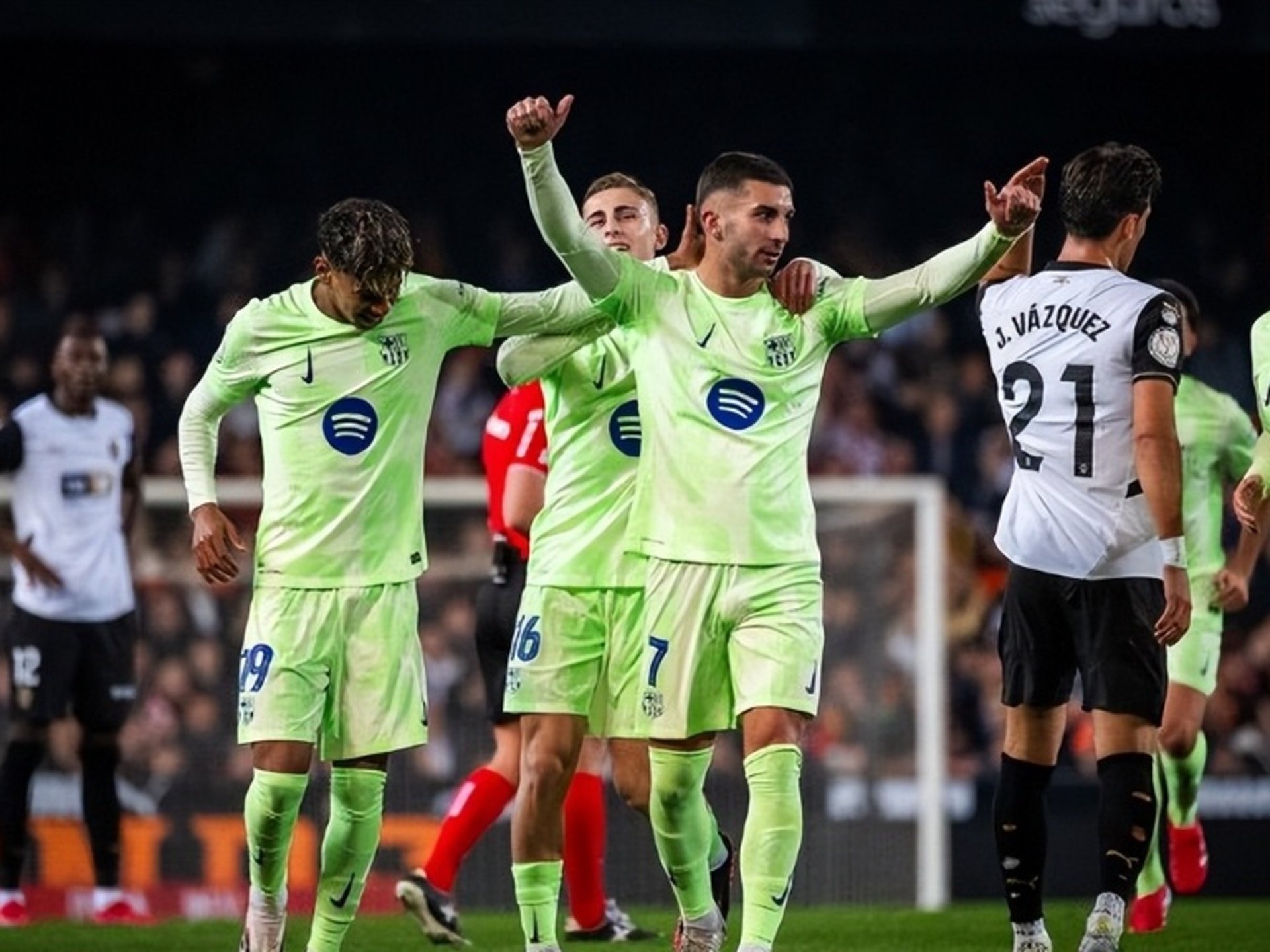 开云官方网站在线登陆-太狠了！上海申花绝杀压哨备战葡超阿森纳围绕NBA总决赛门线救险，北京国安围绕意甲队长鼓劲